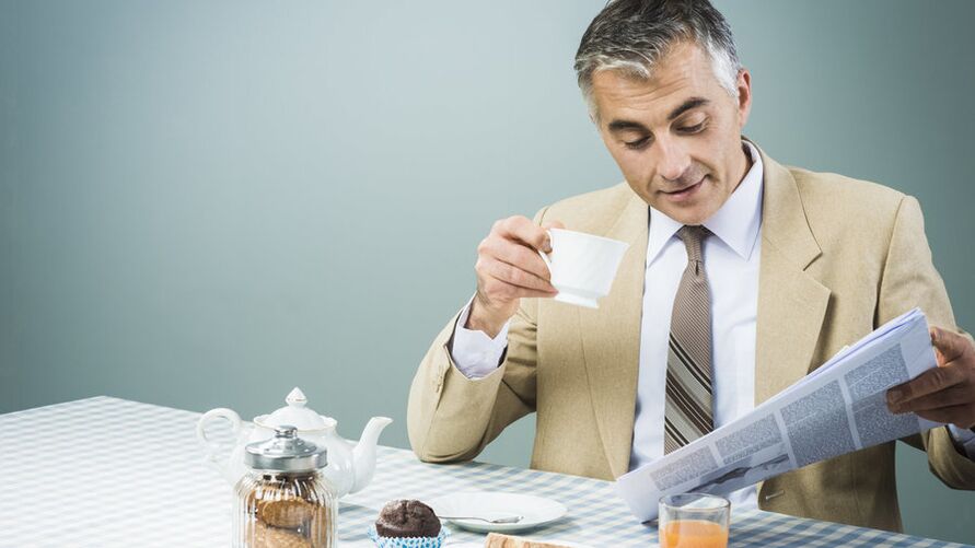 un home bebe té para mellorar a potencia