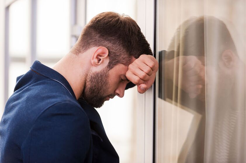 un home está molesto pola mala potencia, como aumentar