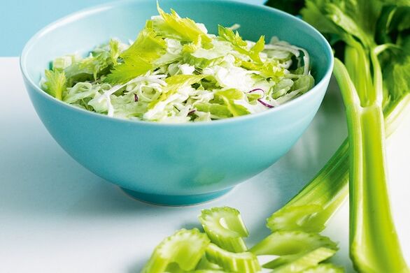 ensalada de verduras con herbas para potenciar